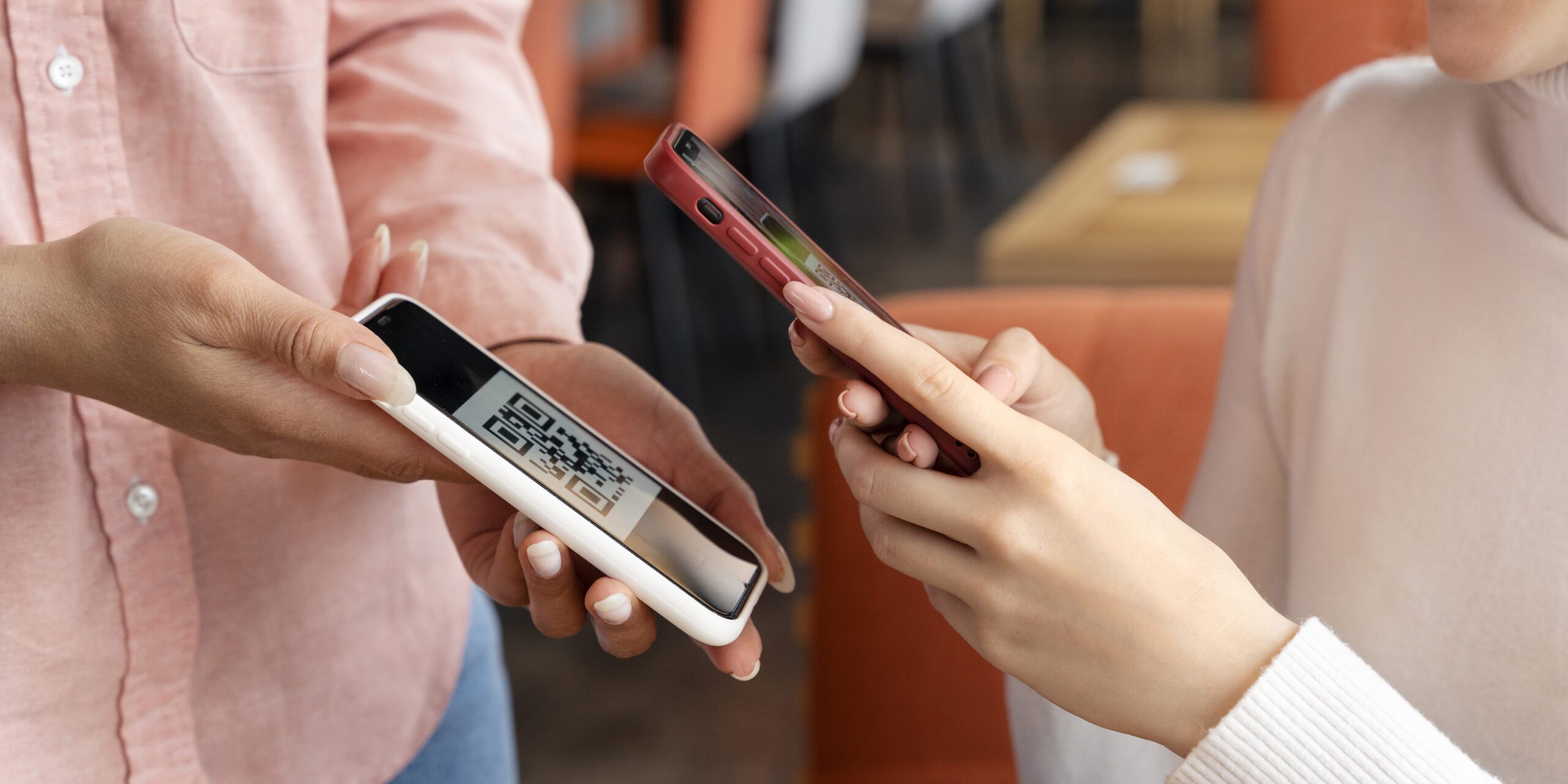 Kobieta używa aplikacje do płatności, aby zeskanować kod QR