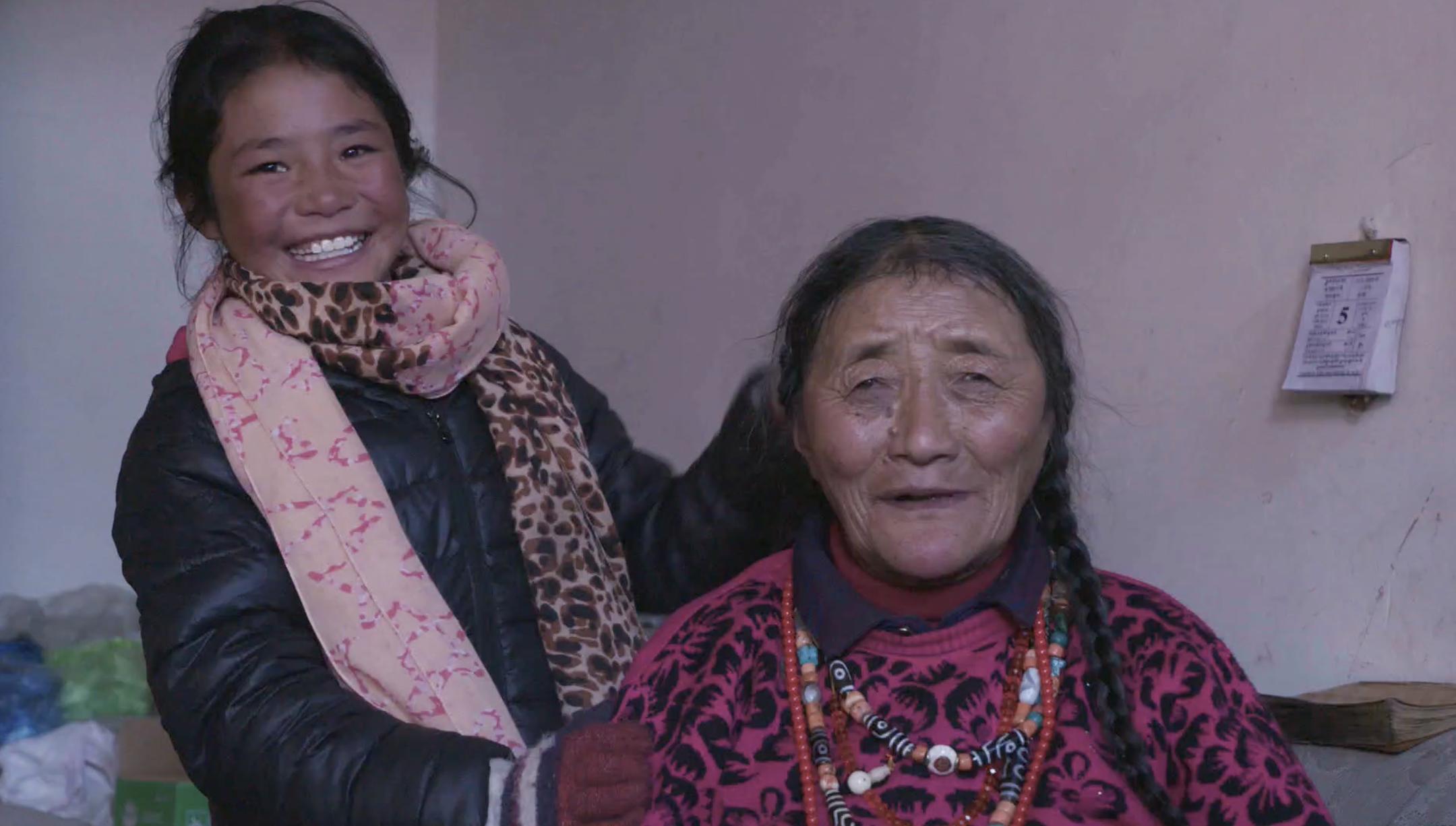 Kadr z filmu „Daughter of the Light”. Metok Karpo wraz z babcią.