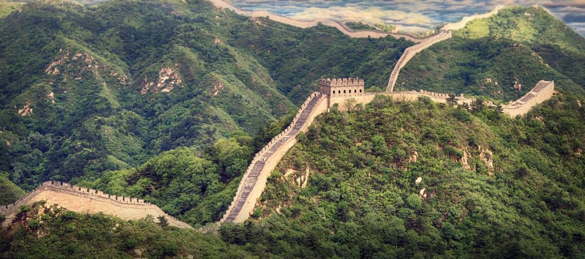Chiński Mur, popularna destynacja wśród osób podróżujących do Chin