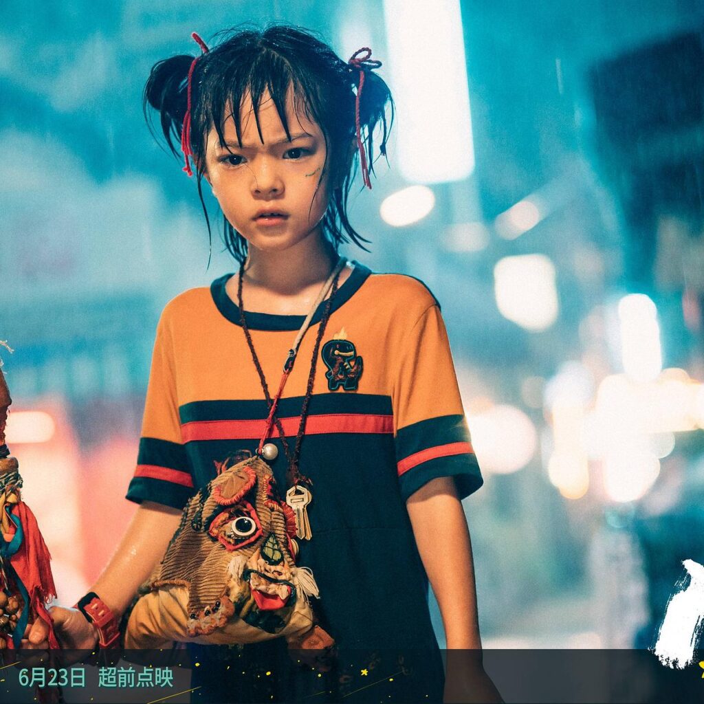 Kadr z filmu Lighting Up the Stars - stojąca w deszczu Wu Xiaowen