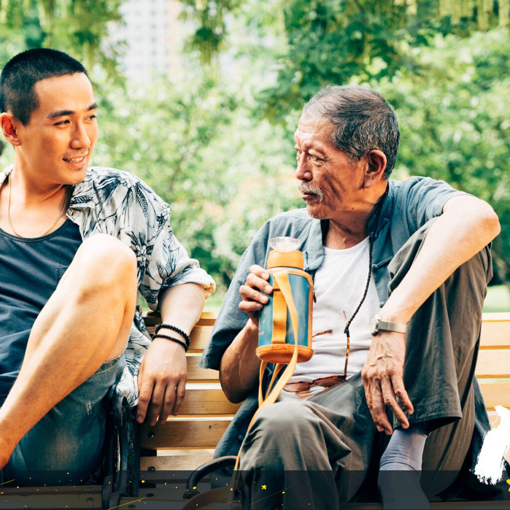 Kadr z filmu Lighting Up the Stars - Lao San wraz z ojcem