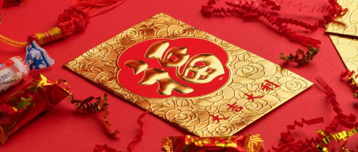 Czerwona koperta, którą darowuje się na Chiński Nowy Rok