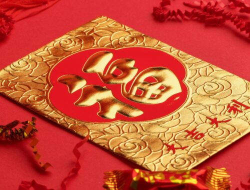Czerwona koperta, którą darowuje się na Chiński Nowy Rok