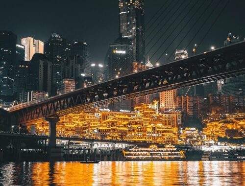 Nocny widok na Hongya Cave w mieście Chongqing