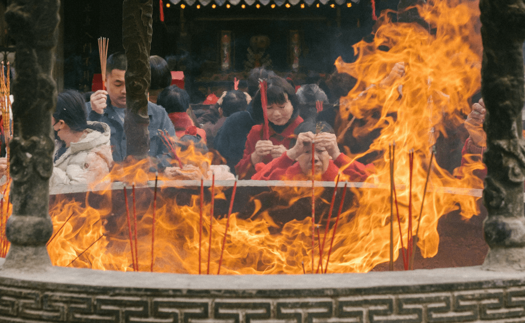 kadzidła palone w chińskiej świątyni
