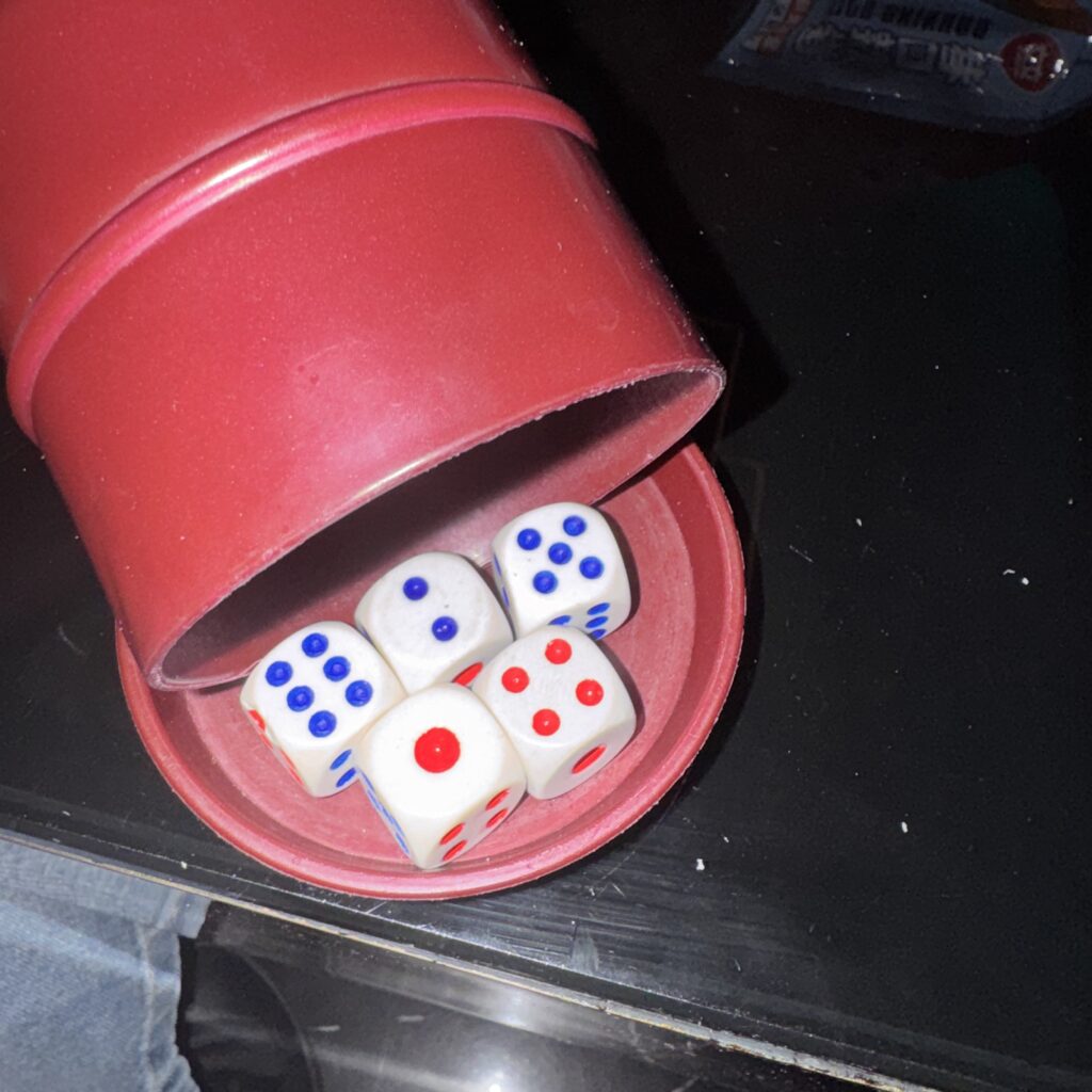 Kości w kubeczku: szóstka, piątka, czwórka, dwójka i jedynka