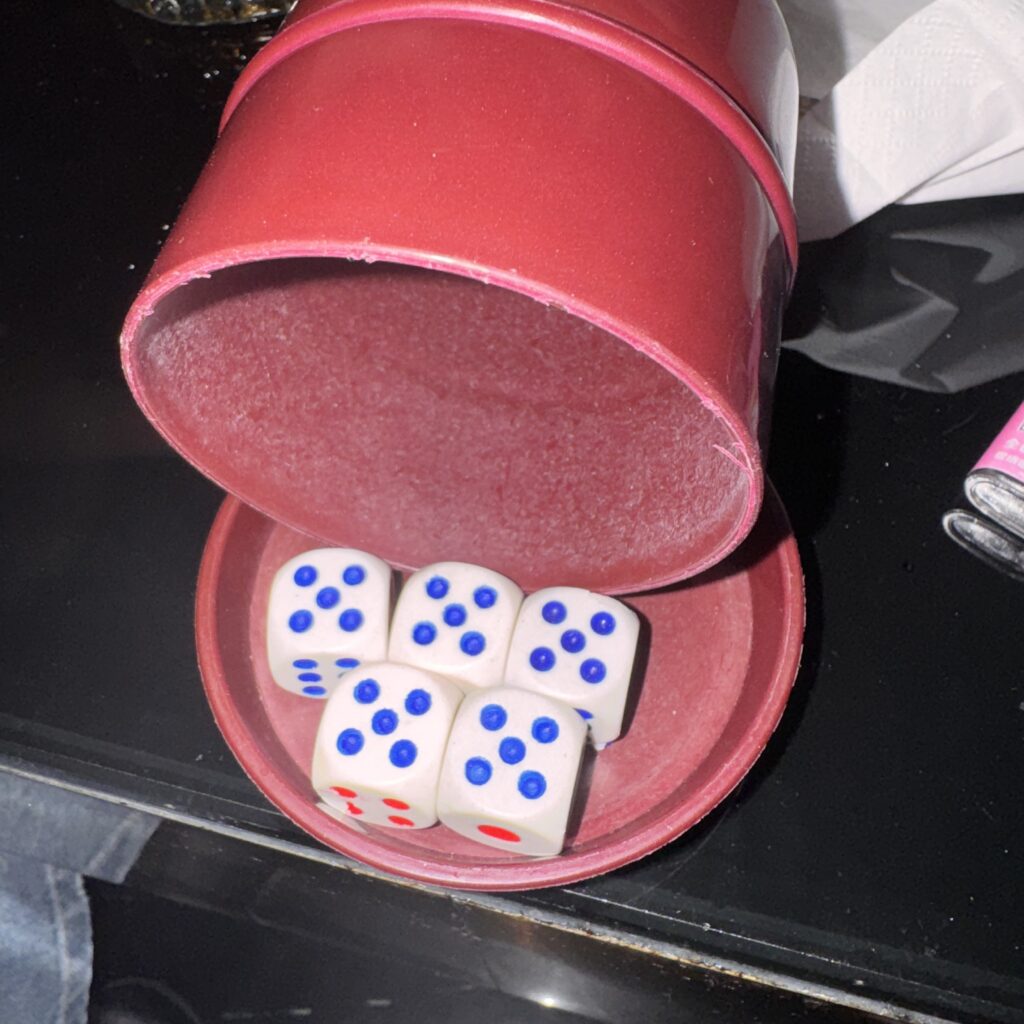 Kości w kubeczku: pięć piątek