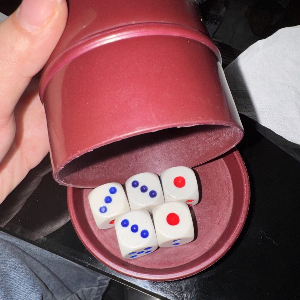 Kości w kubeczku: trzy trójki i dwie dwójki