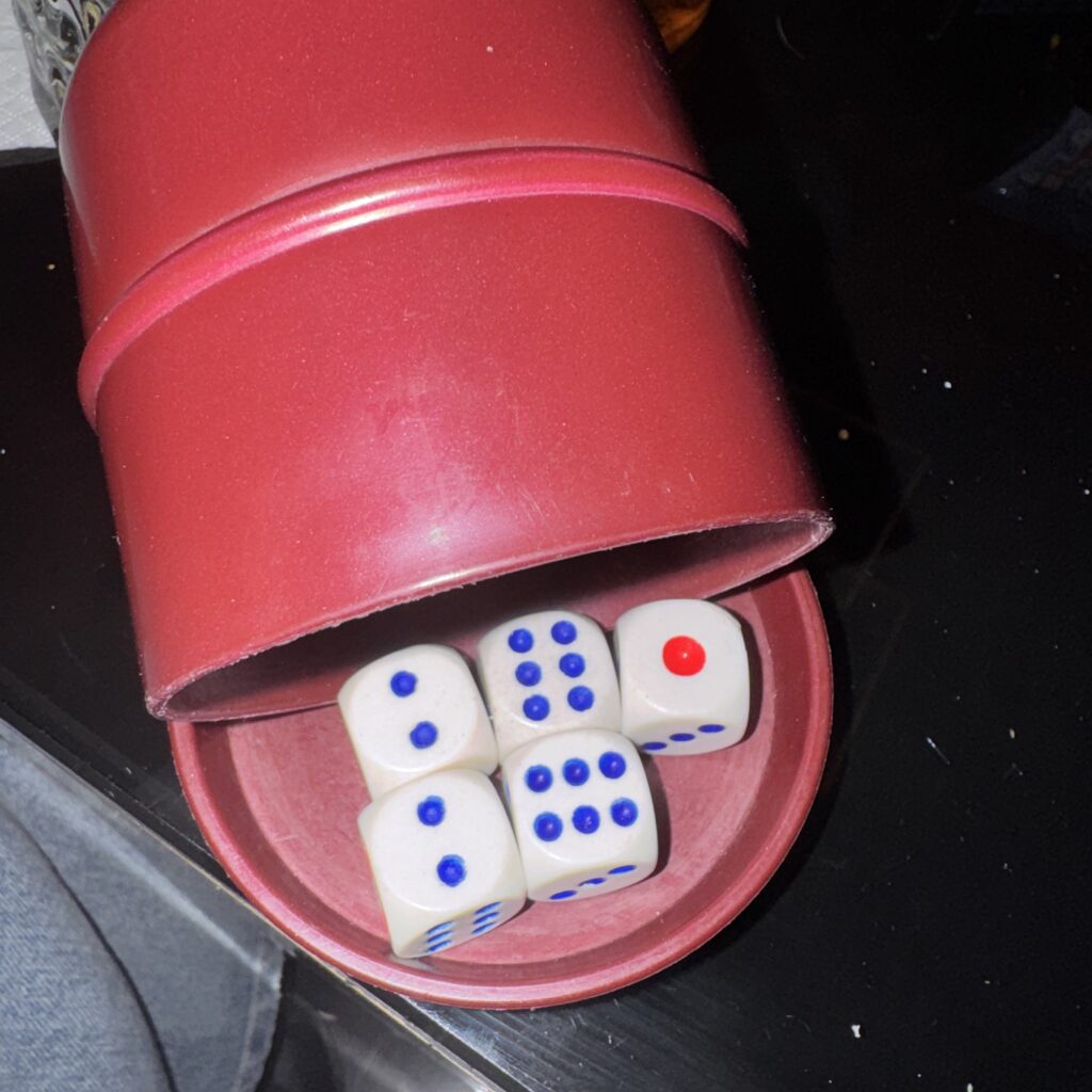Kości w kubeczku: dwie szóstki, dwie dwójki i jedynka