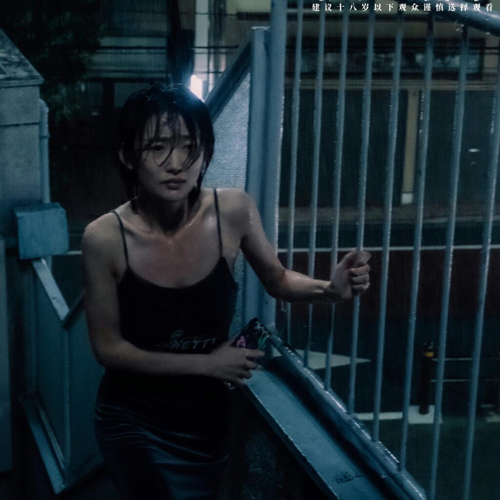 Kadr z filmu Across the furious sea –  dziewczyna stojąca w deszczu