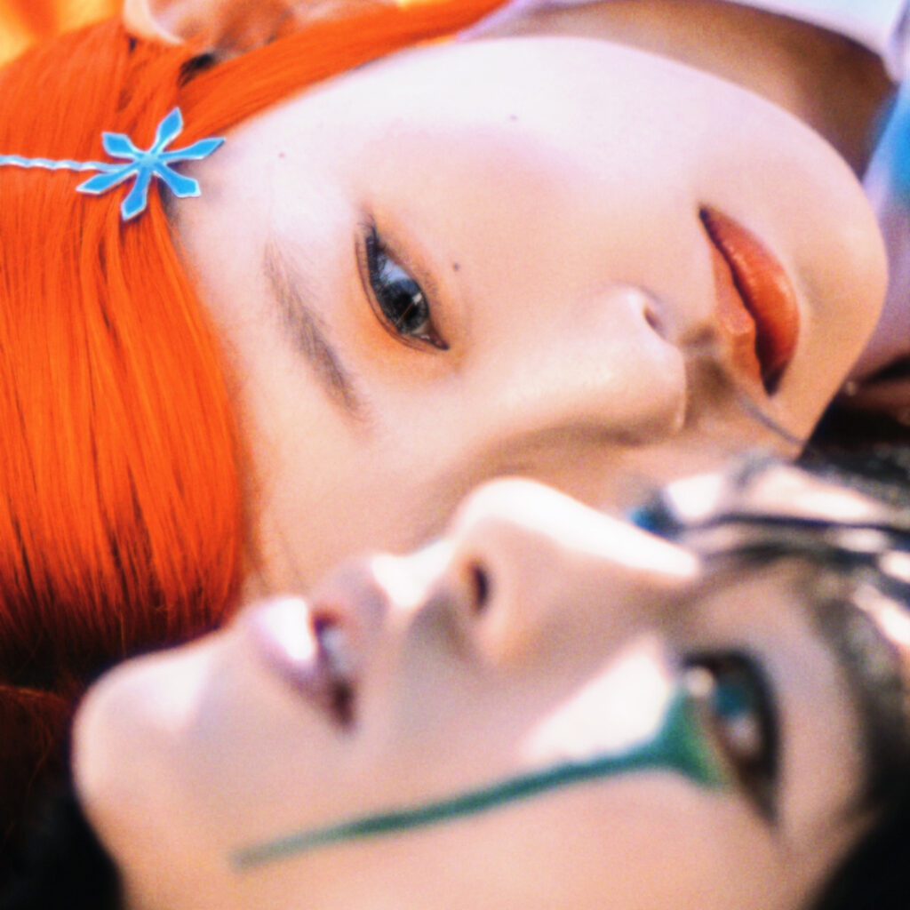 Kadr z filmu Across the furious sea –  para przebrana w cosplay